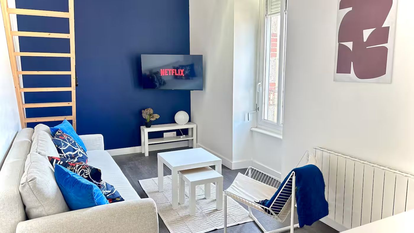 Tanger, salon avec mur bleu