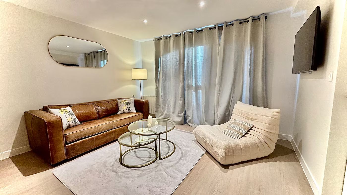 Suite Even, salon avec canapé en cuir
